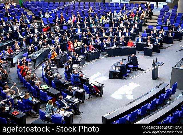 05 July 2023, Berlin: Members of the Bundestag from the SPD, Bündnis 90/Die Grünen and FDP parliamentary groups vote against the establishment of a Cum-Ex...
