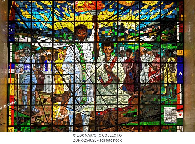 Mittelszene aus dem Glasbild-Triptychon Die Befreiung Afrikas von Afewerk Tekle, Afrikahalle am Sitz der Wirtschaftskommission für Afrika (ECA) der Vereinten...