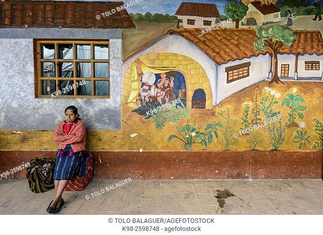 mujer solitaria. . mercado del centro historico, Chichicastenango , Municipio del departamento de El Quiché, Guatemala, Central America