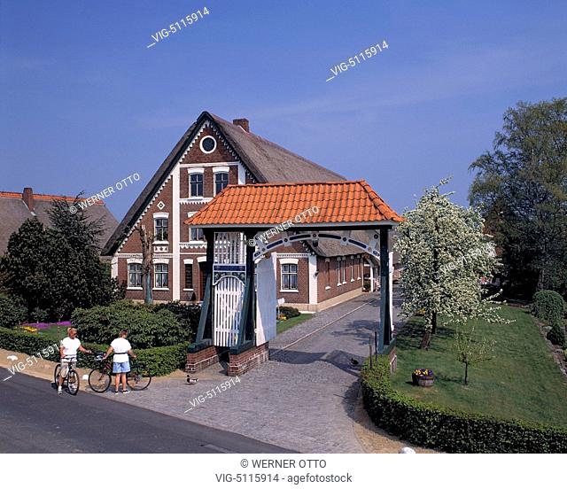 DEUTSCHLAND, MITTELNKIRCHEN, LUEHE, 24.04.1995, D-Mittelnkirchen, Samtgemeinde Luehe, Altes Land, Lower Saxony, farmhouse, splendour gate, entrance, door