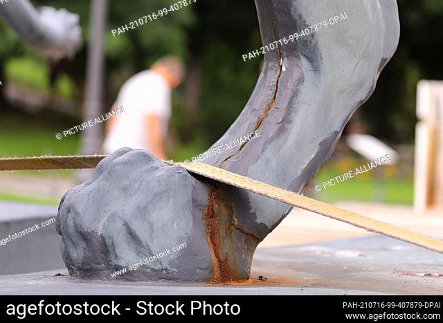 15 July 2021, Saxony, Dresden: 20210715-SN-Dresden-Semperoper - Rust damages at leg of a griffin - The damages at the foot dismantling of the roof crowning of...