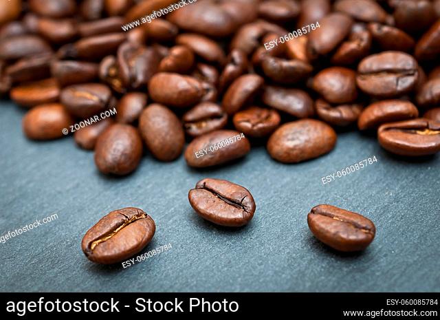 Textur von ganzen frischen Kaffeebohnen