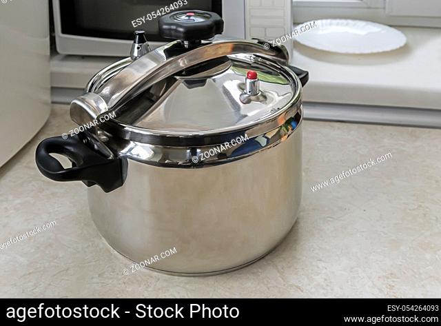 Spacious pan with convenient lid for fast cooking with high pressure steam