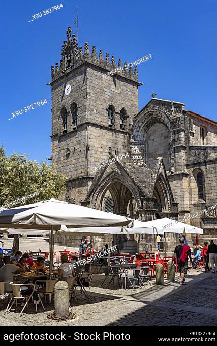 Restaurants on Largo da Oliveira square and the church Igreja de Nossa Senhora da Oliveira, Guimaraes, Portugal, Europe