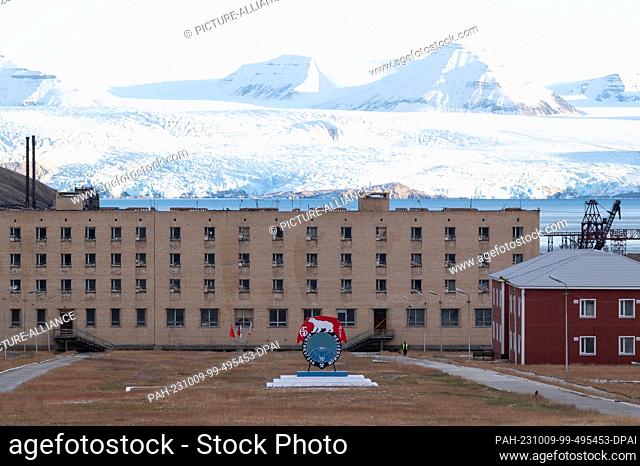 27 September 2023, Norway, Pyramiden: The boulevard in the abandoned Soviet-Russian mining settlement in front of Nordenskiöldbreen glacier