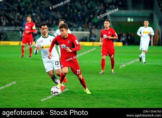 v. li. im Zweikampf   Luca Waldschmidt (Freiburg) vs Lars Stindl (Gladbach) im Spiel der 1. BL: 18-19: 26. Sptg. - Borussia Mönchengladbach - SC Freiburg DFL...