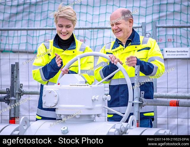 14 January 2023, Mecklenburg-Western Pomerania, Lubmin: German Chancellor Olaf Scholz and Manuela Schwesig (both SPD), the Minister President of...