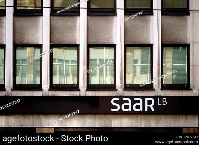 Saarbrücken, Deutschland - Juli 29, 2018: Die moderne Fassade und das Logo der Landesbank Saarland, der Saar LB, einem Finanz-und Bürogebäude am 29
