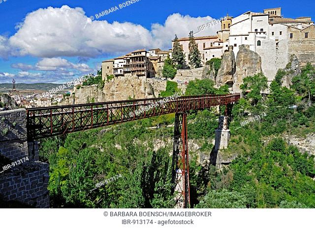 Bridge crossing the deep ravine to the hanging houses, las casas colgadas, UNESCO World Heritage Site, Cuenca, Castile-La Mancha, Spain, Europe