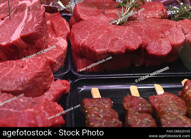 Steaks from oxen, ox meat in the meat counter of a court butcher's shop. Fresh meat. - Pfaffenhofen an der Glonn/Bayern/Deutschland