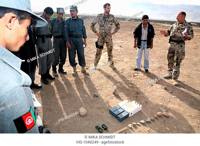 German ISAF- Stabsfeldwebel and Oberfeldwebel at a basic course for and with a group of afghanish police men in house searching in the PRT Feyzabad