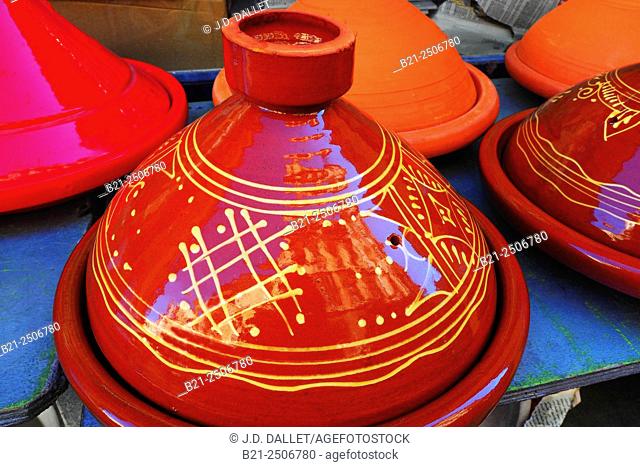 Handicraft: ceramic plates to cook 'tajine' (typical Moroccan stew), Morocco