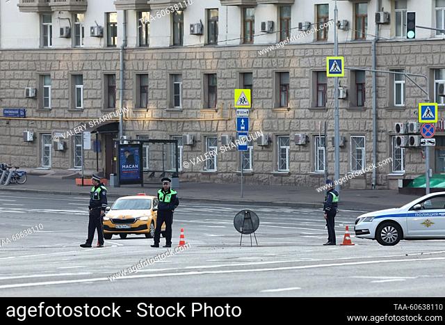 RUSSIA, MOSCOW - JULY 24, 2023: Police officers are seen by a building at 5/2 Komsomolsky Prospekt Street after a drone attack. Valery Sharifulin/TASS