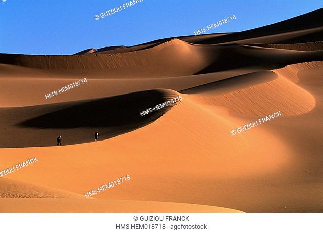Niger, Sahara, Tenere desert, the sand dunes of Arakao Crab Claw at the edge of the Air Mountains area