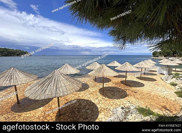 Plava Laguna, Adriatic coast near Porec / Croatia, beach. Empty beach, umbrellas, deserted, no vacationers, deserted, empty, no bathers. ?