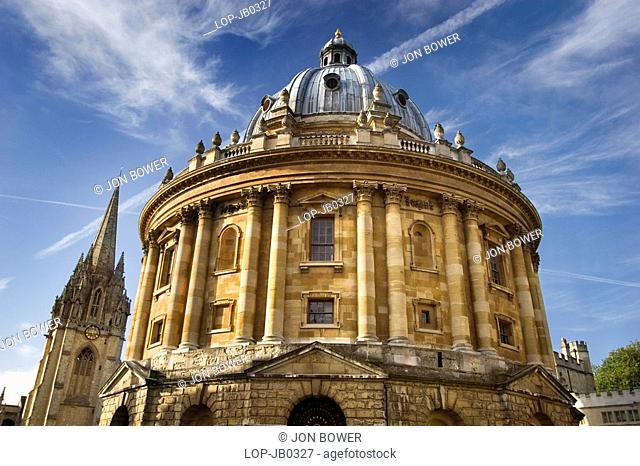 England, Oxfordshire, Oxford, Radcliffe Camera on an autumn morning. The building is named after John Radcliffe, a student of the university who became doctor...