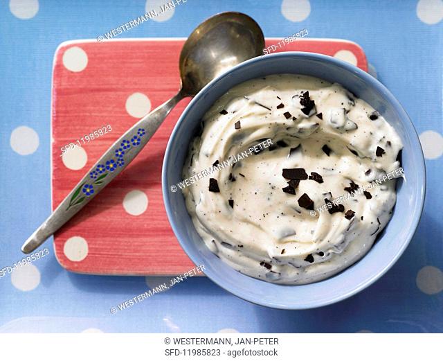 Vanilla pudding with chocolate flakes