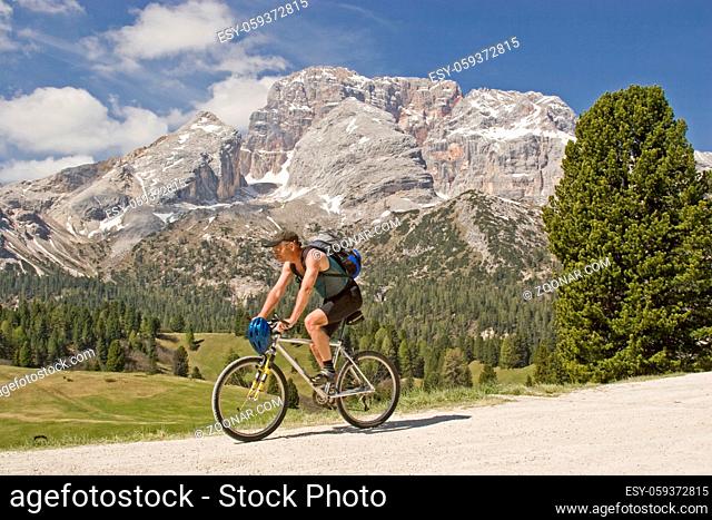 Mountainbiketour auf die Plätzwiese in Südtirol - im Hintergrund die Hohe Gaisl