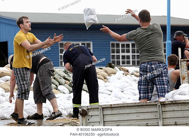Emergency services and helpers reinforce a dike in the old town with sandbags in Wittenberge, Germany, 09 June 2013. Photo: BODO MARKS | usage worldwide