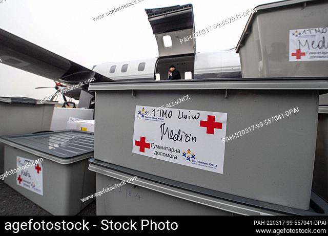 17 March 2022, Hessen, Egelsbach: Shortly before taking off for the Polish-Ukrainian border, aid workers load medicines into a private aircraft at the airfield...