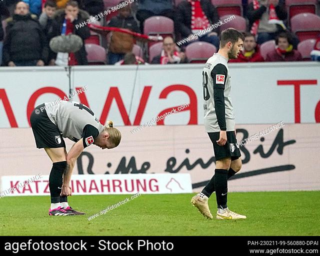 11 February 2023, Rhineland-Palatinate, Mainz: Soccer: Bundesliga, FSV Mainz 05 - FC Augsburg, Matchday 20, Mewa Arena Augsburg's Fredrik Jensen (l) and David...