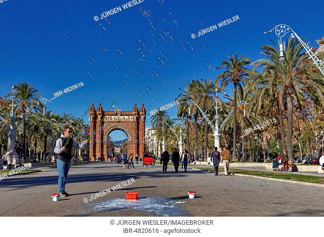 Street artist makes soap bubbles, Arc de Triomf, Passeig de Lluis Companys, Barcelona, Catalonia, Spain