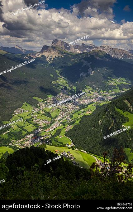 View from the summit of Puflatsch, a hill of the Alpe di Siusi, to the village Ortisei in Val Gardena and the peaks of the Geisler Group, South Tyrol, Italy