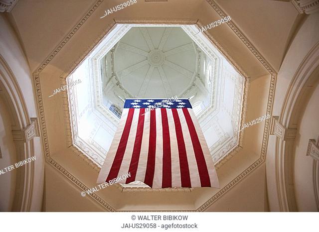 USA, Maryland, Annapolis, Maryland State Capitol building, early US flag in Rotunda