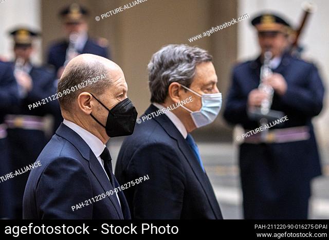 20 December 2021, Italy, Rome: Italian Prime Minister Mario Draghi (R) receives German Chancellor Olaf Scholz at the Chigi palace