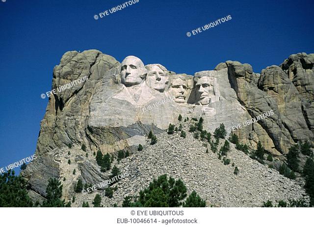 National Memorial with carved faces of former presidents Washington, Lincoln, Jefferson and Roosevelt