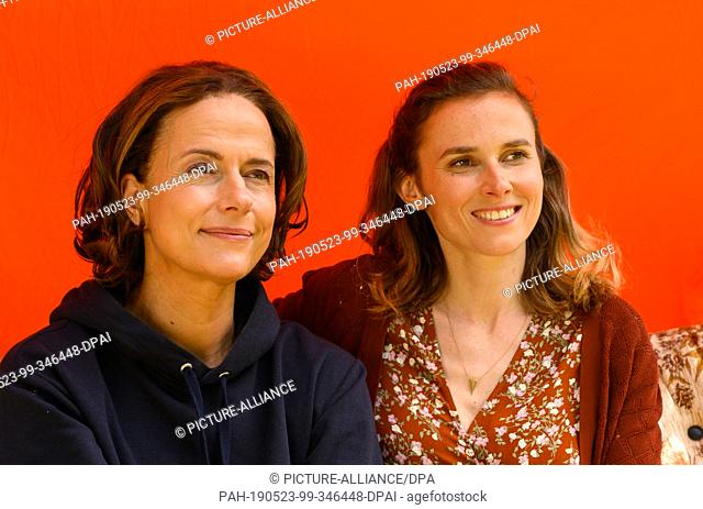 23 May 2019, Lower Saxony, Lehrte: Claudia Michelsen (l), actress, and Karin Hanczewski, actress, sit on a Hollywood swing in a film set for a NDR family drama...