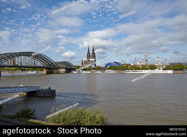 Die Kölner Skyline mit dem Kölner Dom am Rhein aufgenommen am Morgen des 17. August 2014