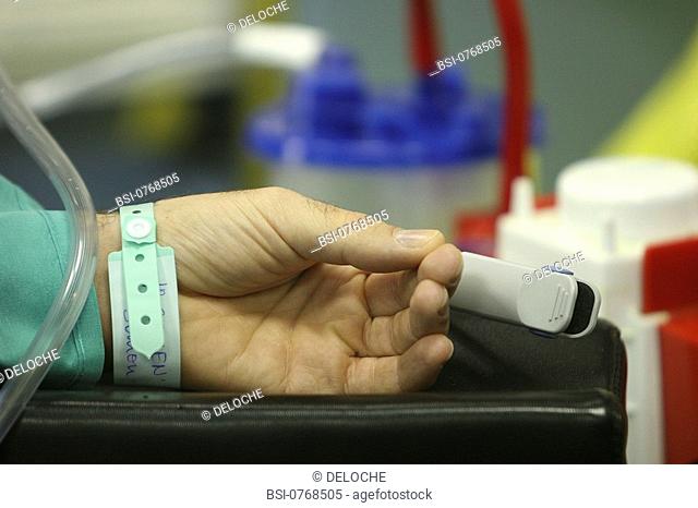 MONITORING THE HEART<BR>Photo essay from hospital.<BR>Orthopedic surgery unit at the Geoffroy Saint-Hilaire clinic in Paris