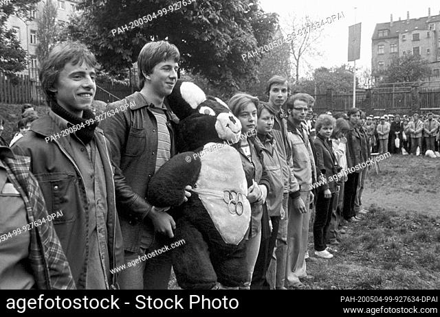 30 May 1980, Saxony, Karl-Marx-Stadt: Delegation of the FDJ district organization Leipzig with the mascot Mischka of the 1980 Olympic Games in Moscow