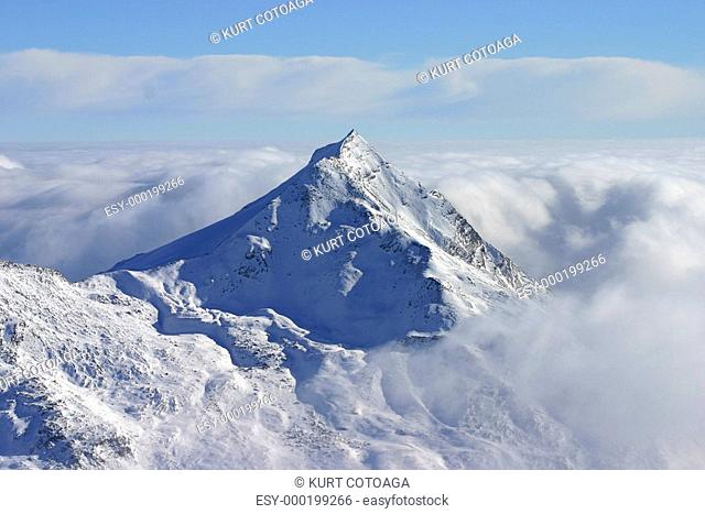 Bergspitze im Wolkenmeer