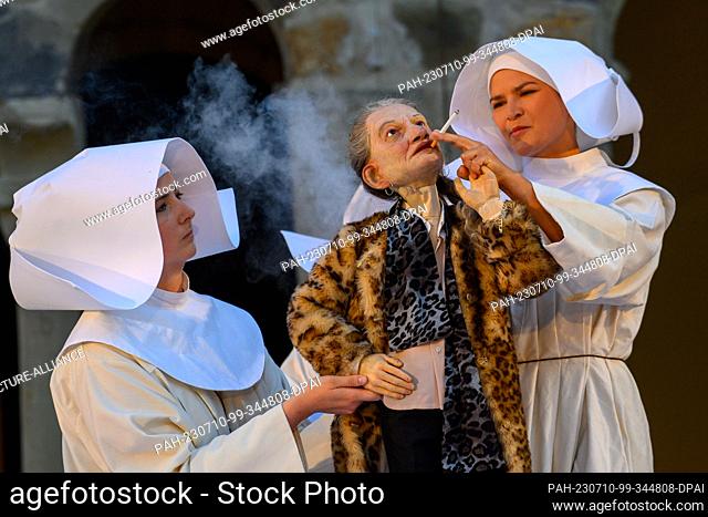 PRODUCTION - 07 July 2023, Saxony-Anhalt, Magdeburg: Members of the Magdeburg Puppet Theater ensemble rehearse a scene from the play ""The Dragon"" with the...