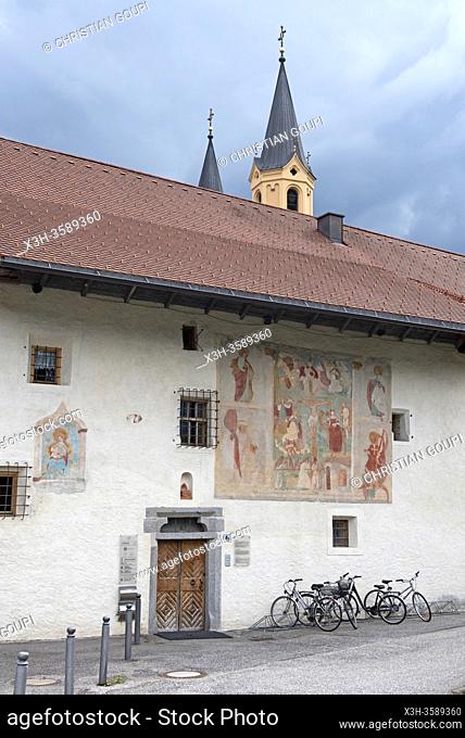 fresques sur la facade du Molino Hannesmuhle, Vicolo Molini, Brunico, Province de Bolzano, Region du Trentin-Haut-Adige, Tyrol du Sud, Italie