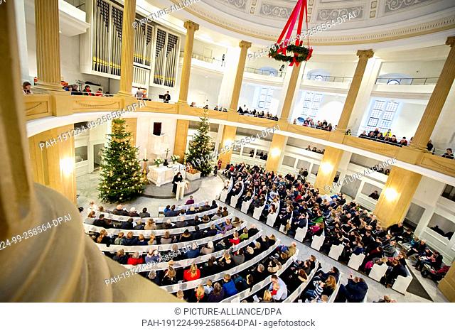 24 December 2019, Lower Saxony, Oldenburg: Church visitors follow a Christmas vesper with nativity play, under the direction of Pastor Silke Oestermann