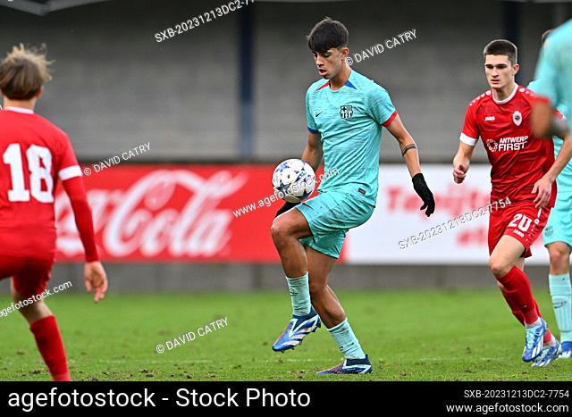 Marc Bernal (6) of Barcelona pictured with Gerard Vandeplas (20) of Antwerp during the Uefa Youth League matchday 6 game in group H in the 2023-2024 season...