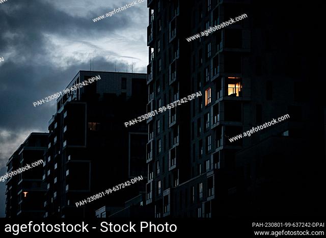 01 August 2023, North Rhine-Westphalia, Duesseldorf: A modern apartment building stands on Toulouser Allee in Düsseldorf at dawn