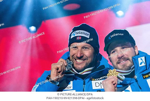 26 January 2017, Sweden, Are: Alpine skiing, world championship, downhill, men: silver medallist Aksel Lund Svindal (l) from Norway and his compatriot gold...