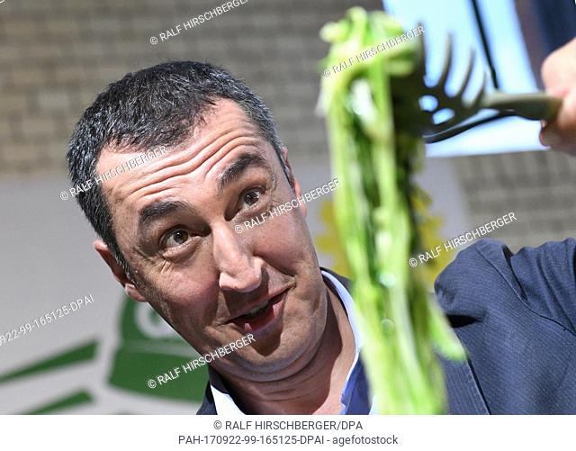 The top candidate of Germany's Buendnis 90/Die Gruenen (lit. Alliance 90/The Greens), Cem Oezdemir, serves pasta during the campaign ending of his party in...