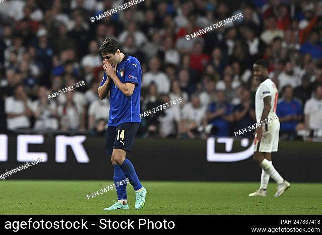 Federico CHIESA (ITA), injured, injury, walks off the pitch, disappointment, frustrated, disappointed, frustratedriert, dejected, final, game M51