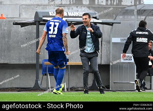 final jubilation: Philipp Hofmann (KSC, l.) with coach Christian Eichner (KSC, r.). GES / Football / 2nd Bundesliga: Karlsruher SC - VfB Stuttgart, 14