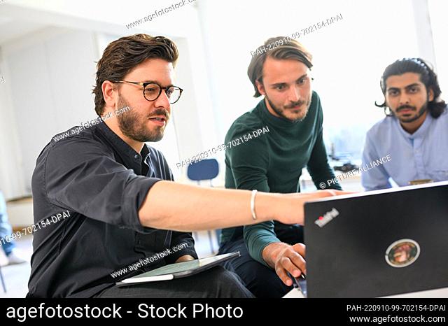 PRODUCTION - 31 August 2022, Hamburg: Mazen Rizk (l), founder and CEO of Mushlabs, gestures while talking to employees. Hamburg-based start-up Mushlabs produces...