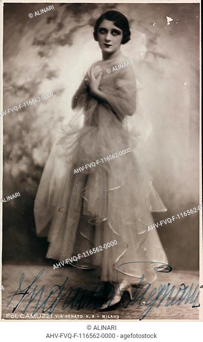 Portrait of the Italian actress Andreina Pagnani, postcard, shot 1922-1932 by Camuzzi, Mario