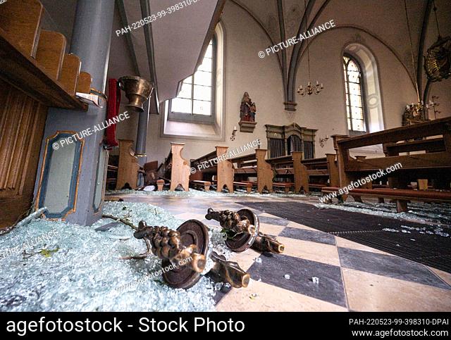 23 May 2022, North Rhine-Westphalia, Lippstadt: Shards of glass and the door handles of a glass porch lie in the nave of St