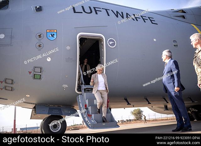 16 December 2022, Niger, Niamey: Christine Lambrecht (SPD), Minister of Defense, is greeted at Niamey airport by Ambassador Dietmar Bock and Sascha Kraft