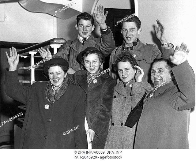 The family of Karl Hoffmann from Germany is waving with a smile after their arrival in New York on 18 November 1954. Front (l-r): wife Mathilde Hoffmann