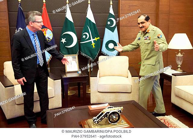 Bundesverteidigungsminister Thomas de Maiziere (CDU, l) spricht am 07.03.2013 in Islamabad (Pakistan) mit dem pakistanischen Generalinspekteur der Armee